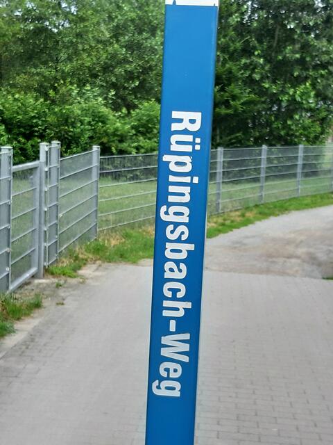 Mit typischer blauweißer Markierung der Emschergenossenschaft sind die Rad-Gehwege markiert