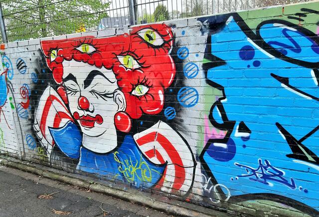 Die "Hall of Fame" -eine 600 Meter lange Mauer mit Graffitis liegt an der Strecke