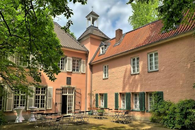 Innenhof des Jacobi-Hauses. Es wurde im Zweiten Weltkrieg zerstört und nach alten Vorlagen wieder aufgebaut.  | Foto: © Margot Klütsch