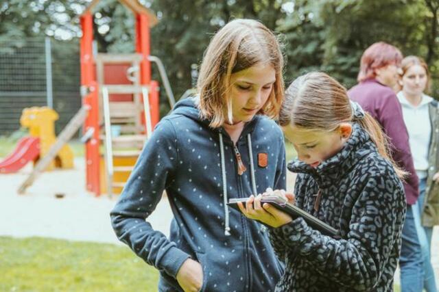 Mit der App #Stadtsache haben jetzt die zehnjährige Emma (links) und die neunjährige Lea-Daria (rechts) den Marler Volkspark erkundet und ihre ganz eigenen Vorstellungen und Ideen eingebracht.