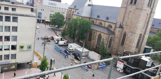 Baustellen-Besuch im BaseCamp: Die Dachterrasse und das zukünftige BaseHub bieten einen Blick über den Platz von Leeds und die Kampstraße.  