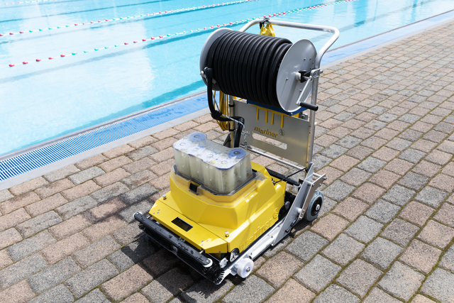 In rund fünf Stunden soll die 65 Kilogramm schwere Maschine das Becken sauber bekommen.
