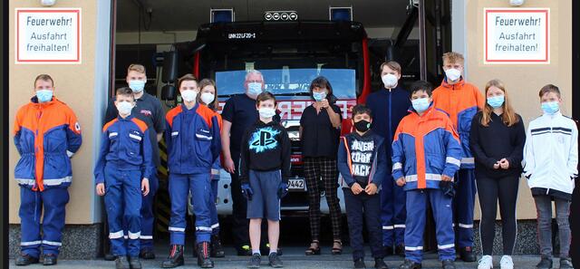 Foto  © Jürgen Thoms - Aus der Serie: Unterwegs mit Renate Nick bei der Jugendfeuerwehr in Unna-Massen - Bildmitte  Jugendwart Bernd Tepe  und Renate Nick