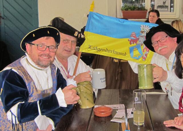 Schlossfest-Organisator Friedhelm Lahn, Reinhard Sack und Wilhelm Mohrenstecher „im Gewand“ beim Treffen des Organisationskomitees.