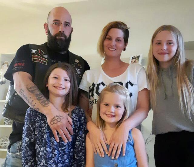 Mama Corinna und Papa Thomas Schubarth mit den Töchtern Alicia (13 Jahre), Emilia Julee (11 Jahre) und Nesthäkchen Celina (6 Jahre).