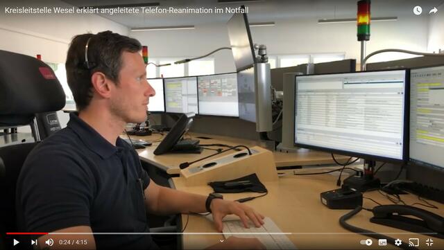 Der Leitstellendisponent alarmiert Ersthelfer und Rettungsdienst und leitet dann den Anrufenden zu Wiederbelebungsmaßnahmen an. Diese Anleitung nennt man Telefonreanimation.