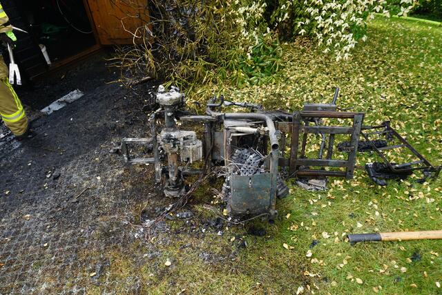 Zu einem Gartenhausbrand in Ratingen-Homberg (Am Kokshof) wurde am Samstag, 10. Juli, gegen 11.57 Uhr, die Feuerwehr Ratingen alarmiert. Es wurde gemeldet, dass das Gartenhaus im Vollbrand stand.