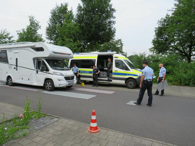 Sicher in den Urlaub mit Wohnwagen oder Wohnmobil - unter diesem Motto stand die Verwiegungsaktion der Kreispolizeibehörde Mettmann. 54 Wohnmobile und 12 Wohnwagen-Gespanne sind bei der vor kurzem stattfindenden Aktion von den Kollegen des Verkehrsdienstes verwogen worden.