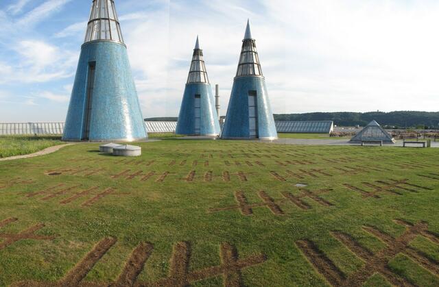 Ein Werk von Ralf Witthaus auf dem Dach der Bundeskunsthalle in Bonn. Auch auf den Kölner Ringen und im Park von Schloss Benrath hat der Künstler schon Land Art-Projekte verwirklicht.