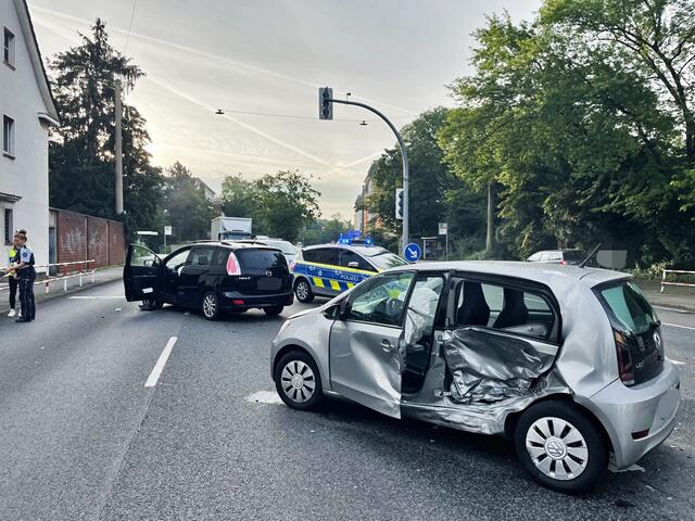 Zu einem Verkehrsunfall kam es in Hilden auf der Bismarckstraße. "Zwei Personen wurden - glücklicherweise nur - leicht verletzt.", heißt es seitens der Polizei. Doch die Fahrzeuge, unter anderem ein VW (siehe Foto) wurden bei dem Unfall schwer beschädigt und mussten abgeschleppt werden.