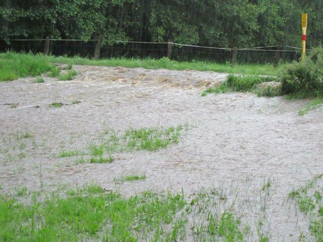 Der Münstermanns Bach überflutete die Bieberstraße.