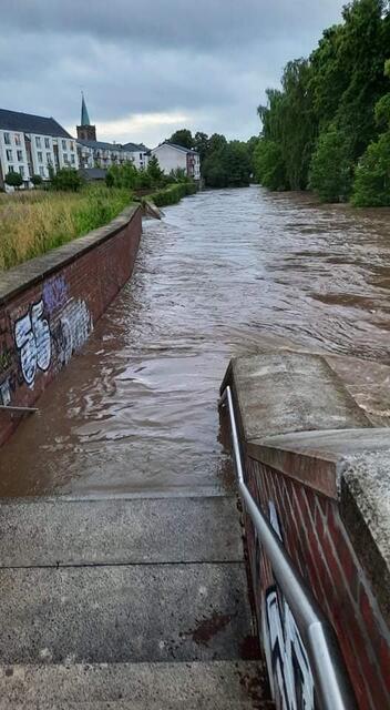Die Aldi-Brücke war bereits am Mittwochnachmittag unpassierbar. Foto: Sylvia Möller