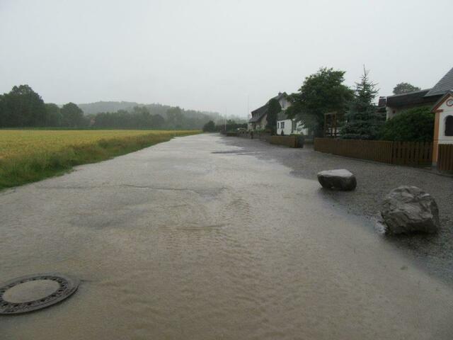 Der Münstrermanns Bach (Nebenlauf der Bieber) suchte sich einen neuen Weg über den Eilinger Kamp.
