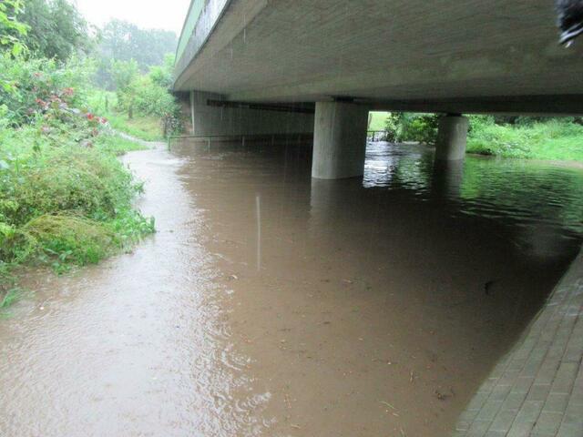 Im Bereich der Biebertalbrücke verwandelte sich die Bieber in einen breiten Stromlauf.