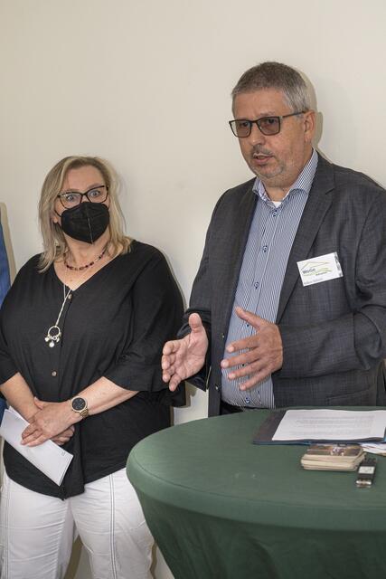 Hamborns Bezirksbürgermeisterin Martina Herrmann hört den Erläuterungen von Volker Dittrich aufmerksam zu, ehe sie selbst das Wort ergreift.