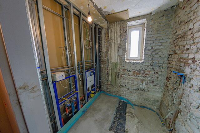 In dem 100 Jahre alten Haus wurden teilweise Wände herausgerissen und alle alten Strom-, Wasser- und Heizungsrohre entfernt. Dann ging es an die Neu-Installationen.