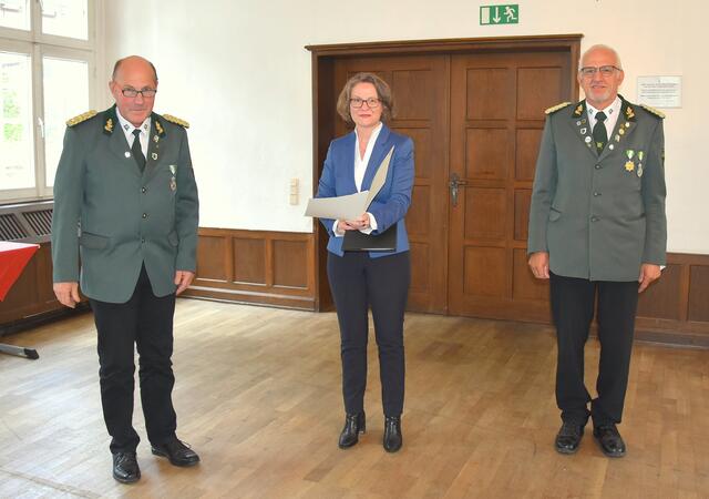 Oberst Friedrich Frens (l.) von den Schützen Bentrop will mit seinen Leuten nun für eine winterfeste Halle sorgen. Foto: peb