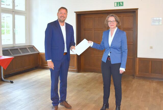 Dirk Weise vom Bürgerbad Dellwig nimmt den Förderbescheid entgegen und weiß, was am dringendsten benötigt wird: „Die Hauptpumpe“. Foto: peb