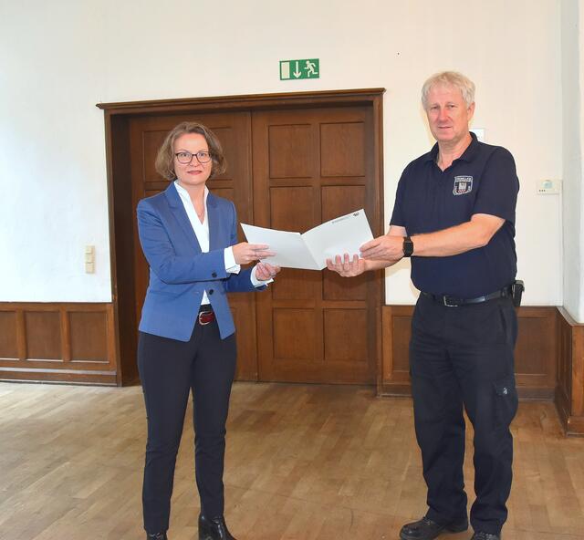 Jörg Sommer, Leiter der Freiwilligen Feuerwehr Fröndenberg, gab einen Ausblick, für was die Gelder aus

dem Förderbescheid verwendet werden: „In Ostbüren werden zwei neue Fahrzeughallen entstehen.“ Foto: peb