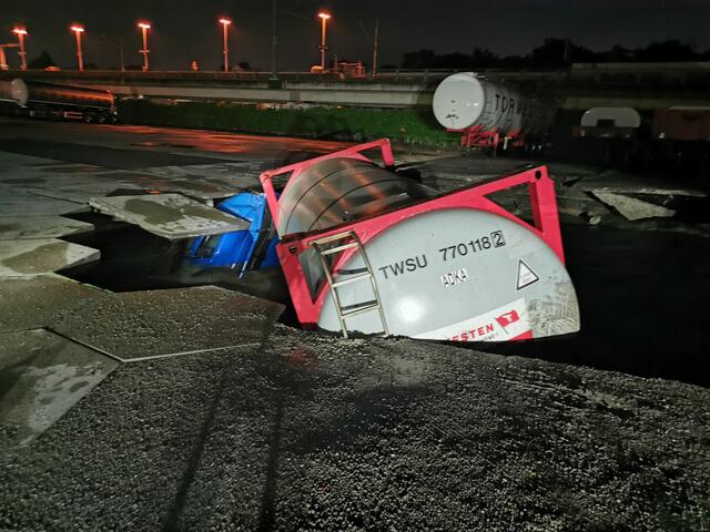 Der versunkene LKW, aus dem ein Hund gerettet werden musste.  | Foto: Polizei Essen