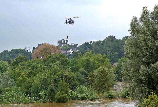Zwei Personen wurden aus dem Fährhaus mit dem Rettungshubschrauber geborgen.  | Foto: Mike Filzen