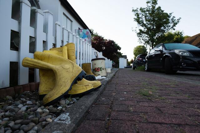 An vielen Stellen reichten auch hohe Gummistiefel nicht mehr aus, hüfthoch und höher stand das Wasser in den Kellern.
