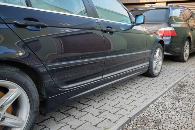 Autos die bis zur Hälfte im Wasser gestanden haben