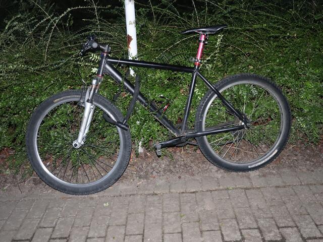 Zu einem Auffahrunfall kam es zwischen einem 44-jährigen Mountainbikefahrer aus Ratingen und einem vorausfahrenden 26-jähriger Düsseldorfer in seinen PKW Skoda Fabia in Höhe Pempelfurtstraße in Ratingen-West. Hier: Das nur leicht beschädigte schwarze Mountainbike des Beschuldigten.