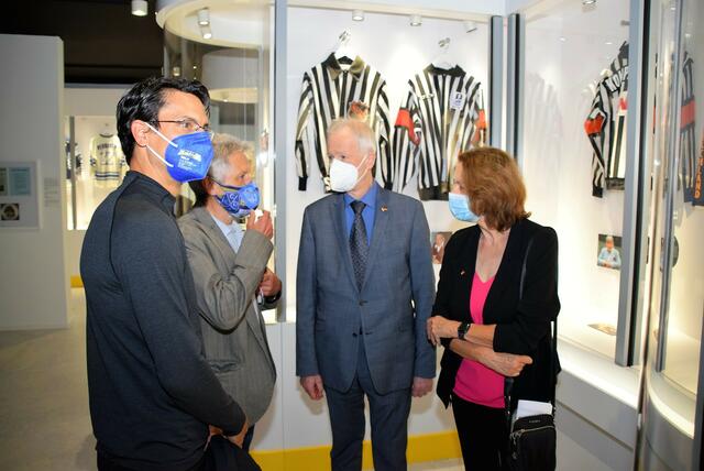 Auch Roostertrainer Brad Tapper (l.) war beeindruckt von der Strahlkraft des Museums.