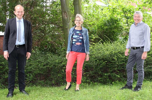 Verabschiedung von Lehrkräften (v.l.): Schulleiter Florian Eckert, Oberstudienrätin Gertrud Alders-Reinhardt und Berufsschulpfarrer Jörg Götte.