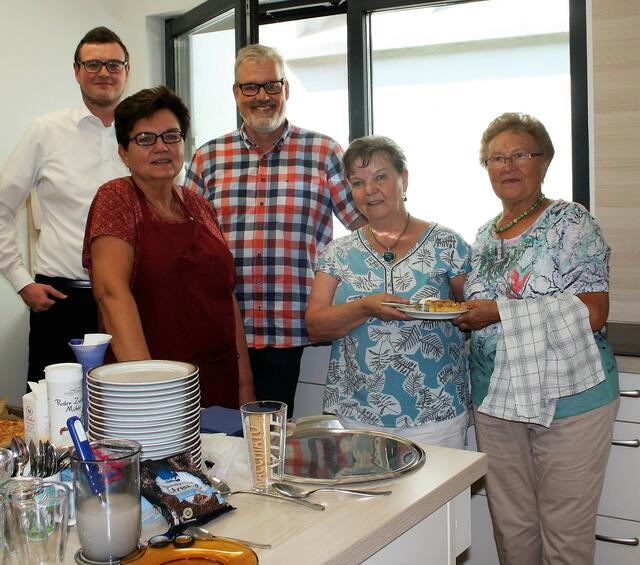 Wechselnde ehrenamtliche Teams beim Sommecafé in Obermarxloh kümmern sich um das Wohl der Gäste. Das Foto wurde vor zwei Jahren aufgenommen und zeigt Jona Lauterjung (l.) mit den damaligen engagierten Helfern.