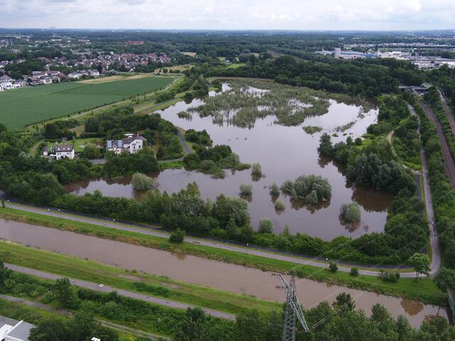 Riesige Wassermassen hat bei dem Unwetter das Hochwasser-Rückhaltebecken in Dortmund-Scharnhorst aufgenommen. | Foto: EGLV / Team Vermessung 