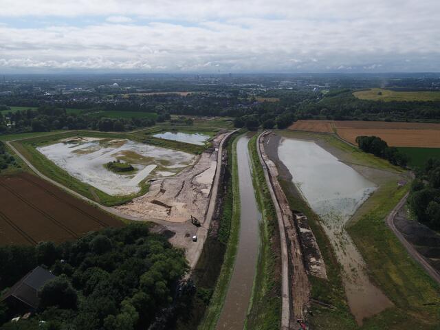 Die starken Regenfluten des Tiefs "Bernd" nahm auch das Hochwasserrückhaltebecken Dortmund-Ellinghausen auf.  | Foto: Team Vermessung/EGLV