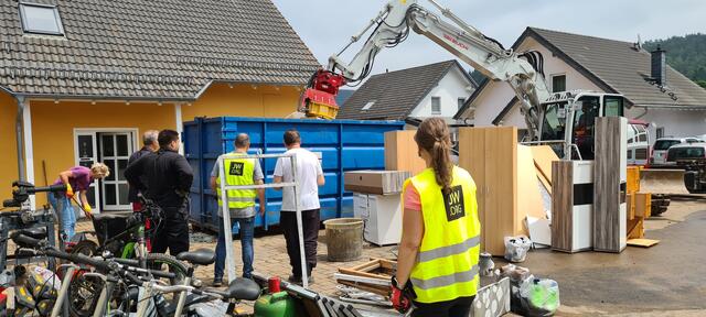 Freiwillige Helfer bei den Aufräumarbeiten