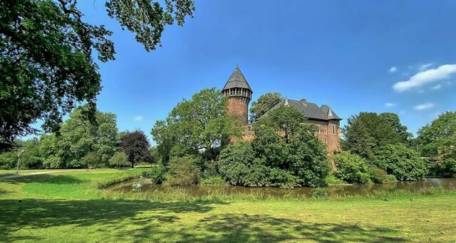 Malerisch liegt die Burg im Weyhe-Park.