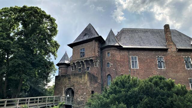 Der Burgeingang. Die Burg kann besichtigt werden. Von oben hat man einen großartigen Rundblick.