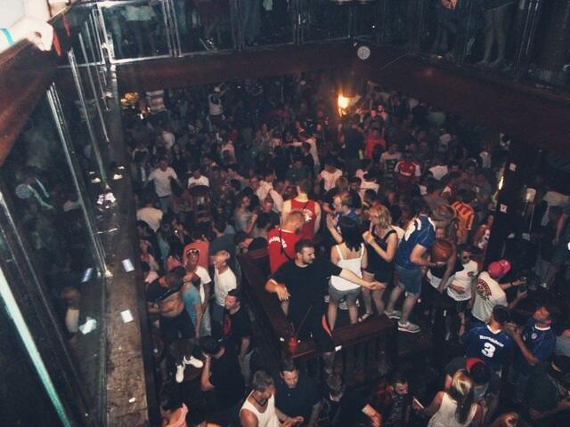 Vor 2 Jahren sah Party so aus.
15.000 feierten.