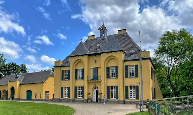Das ehemalige Jagdschloss des Kölner Kurfürsten, später Wohnaus der Familie de Greiff, kann besichtigt werden.