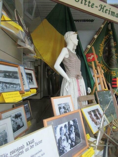 Im Hintergrund sehen wir die Lürbker Bruderschaftsfahne aus dem Jahre 1949. Das Hubertusbild wurde von dem Lendringser Heimatkünstler Georg Fricke gemalt.