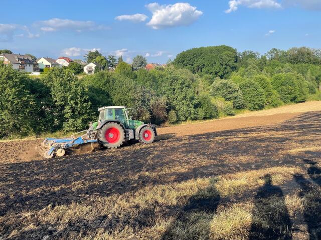 Mit Bodenfräsen am Traktor grub der Landwirt nach den Löscharbeiten den Boden um.