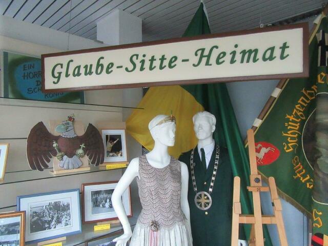 Im Hintergrund die Lürbker Königskutsche im Jahre 1949.