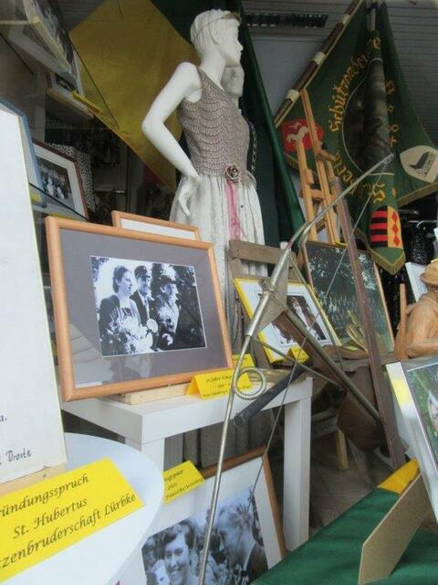 Bild Mitte: Foto Schützenkönigspaar 1951 Heinz Oelenberg u. Marianne Hunger.