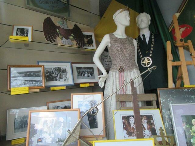 Die Armbrust stammt aus den Jahren 1950/51.
Damals wurde der Vogel mit der Armbrust abgeschossen.