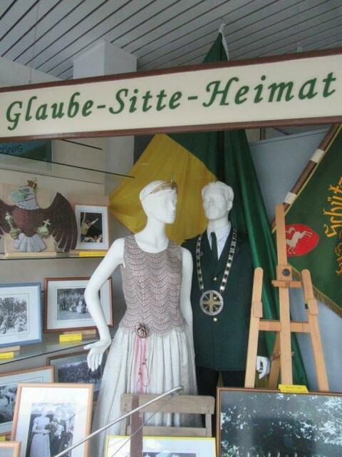 Glaube - Sitte - Heimat
vor genau 70 Jahren erbauten die Lürbker die waldkapelle auf dem alten Steinbruch (heute Ehrenmal der Gefallenen
Soldaten und verstorbenen Schützenbrüder und Schützenschwestern.