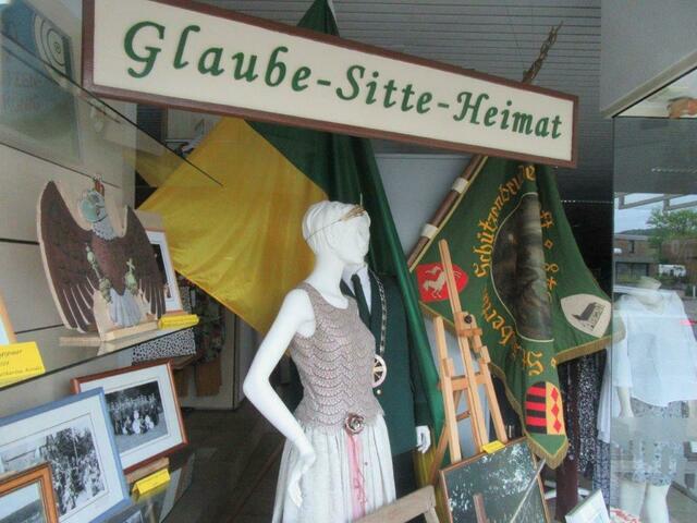 Das Schild mit dem Wahlspruch der Bruderschaft "Glaube - Sitte - Heimat" wurde in Gemeinschaftsarbeit von den Schützenbrüdern Josef Raffenberg, Franz Oesterberg und Ulrich Ostermann angefertigt.