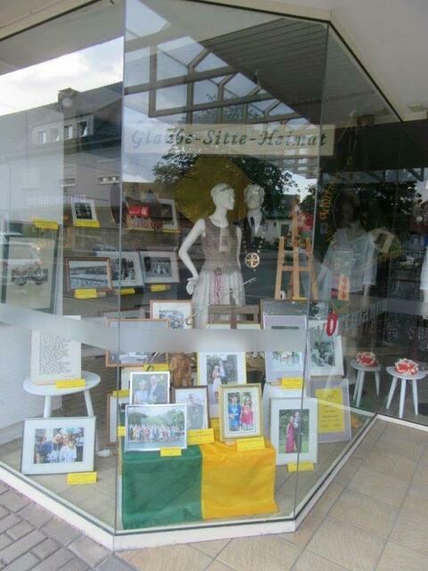 Die Ausstellung befindet sich links vom Eingang zum Textilhaus Wortmann in Lendringsen.