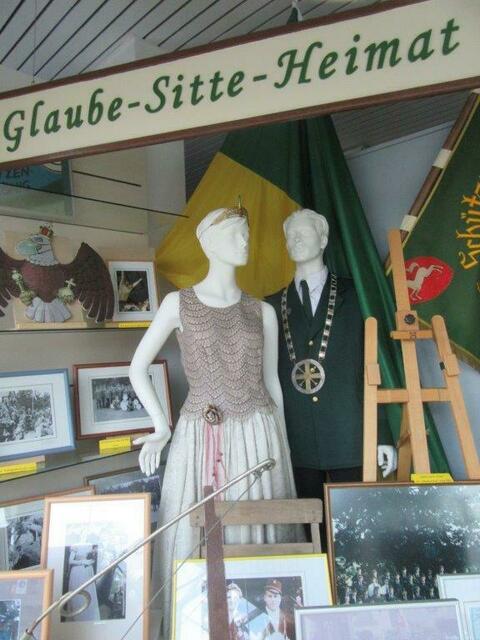 Rechts sehen wir ein Foto der Lürbker Offiziere aus dem jahre 1995.