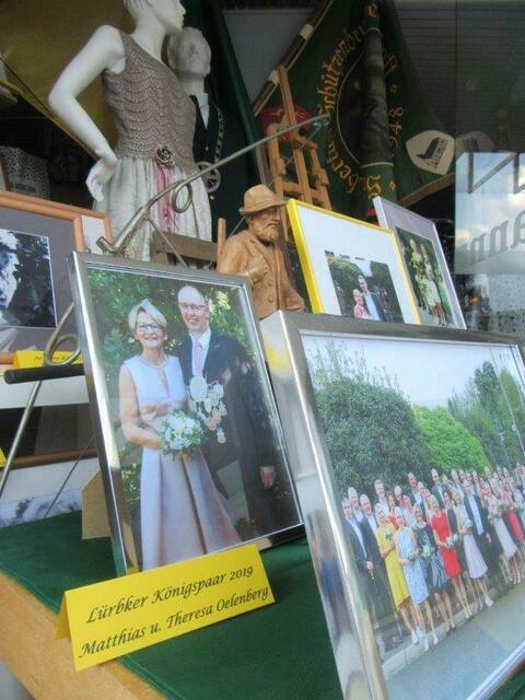 Sie haben die längste Amtszeit aller Zeiten in Lürbke -
Königspaar Matthias u. Theresa Oelenberg seit 2019 wegen Cortona immer noch im Amt.