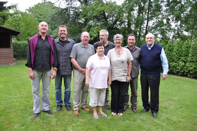 Das Gruppenfoto vom 70 Geburtstag zeigt Manfred Ostermann zusammen mit Lebensgefährtin Christa Claus (Vorne Mitte), Sohn Thorsten(2L) und Teile des SVL-Vorstands
