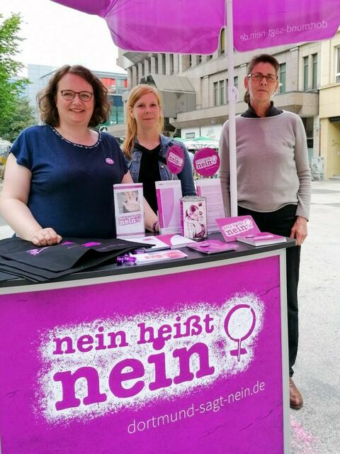 Besuch von Schirmfrau Birgit Jörder am Infostand